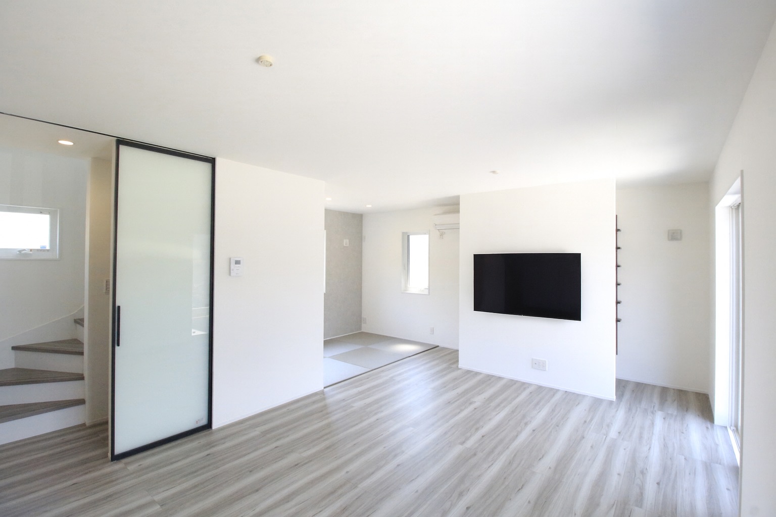 「テレビ裏にクローゼットがある間取り」で配線もリビングもすっきり!